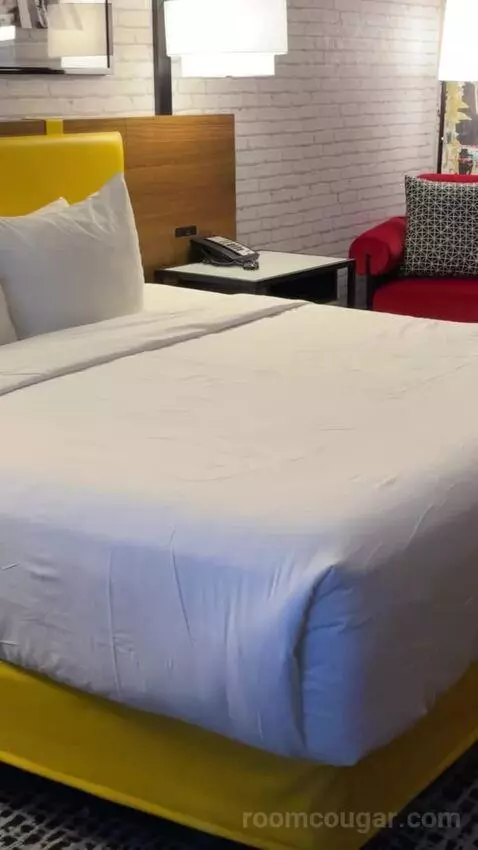 Soho King bed picture #6
