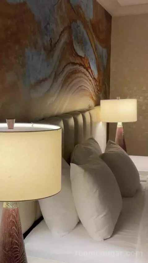 Elite King Suite bed picture #4