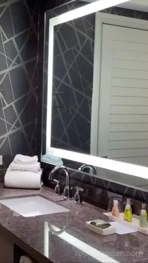 Resort King Room bathroom picture #1