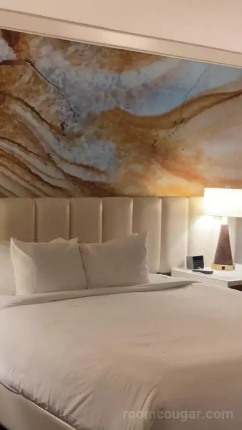 Resort King Room bed picture #1