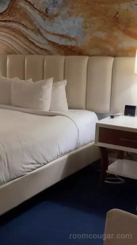 Resort King Room bed picture #7