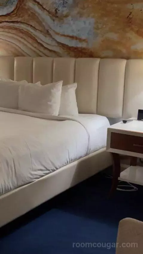 Resort King Room bed picture #8