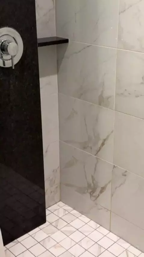 District 3, Deluxe Room, 1 King bathroom picture #7
