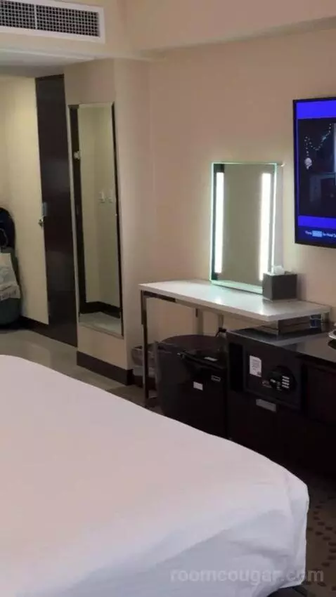 Mountain Tower Deluxe Room, 1 King Bed bed picture #8