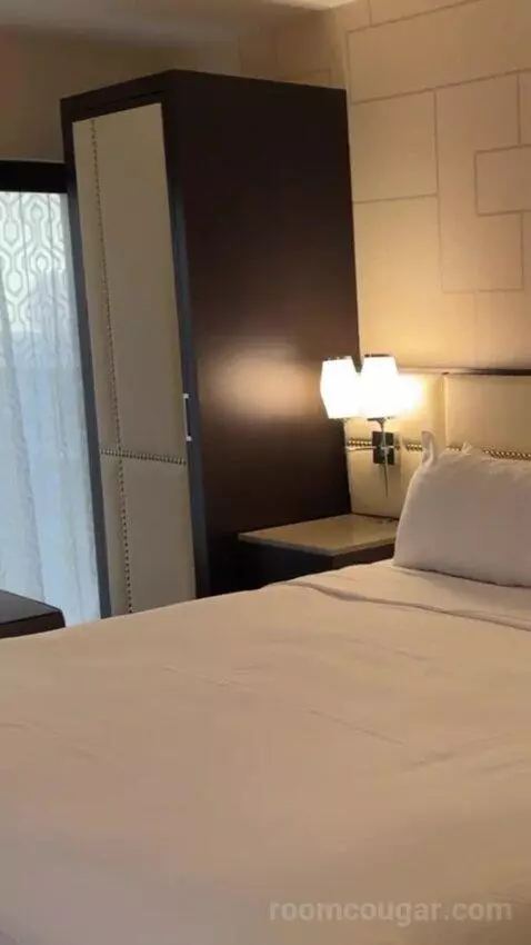 Mountain Tower Deluxe Room, 1 King Bed bed picture #4