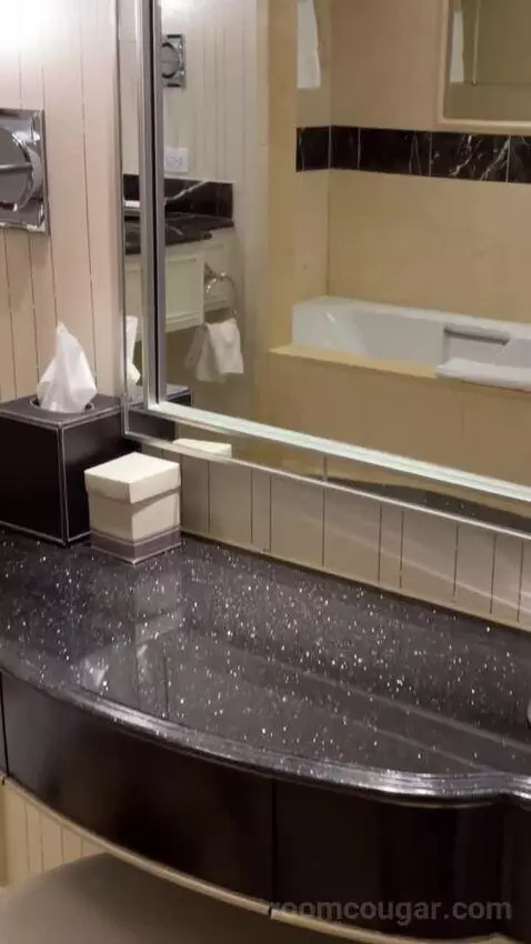 Palazzo Luxury King Suite bathroom picture #1