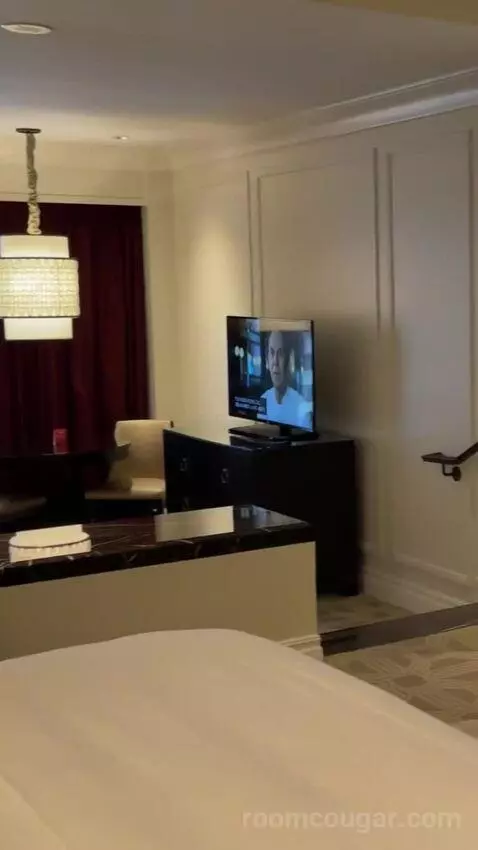 Palazzo Luxury King Suite bed picture #11