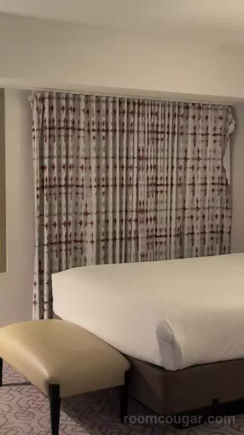 Ultra Hip, 2 Queens bed picture #1