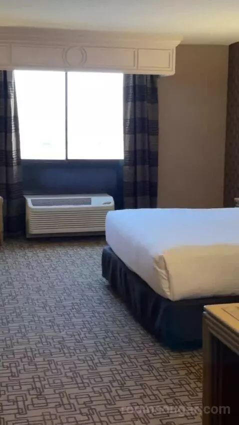 Carson Tower Deluxe King bed picture #9