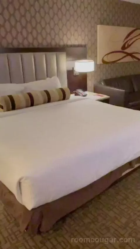 Gold Tower Premier King Room bed picture #1