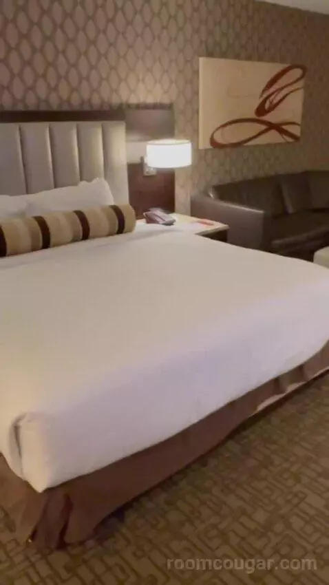 Gold Tower Premier King Room bed picture #2