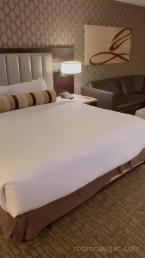 Gold Tower Premier King Room bed picture #3