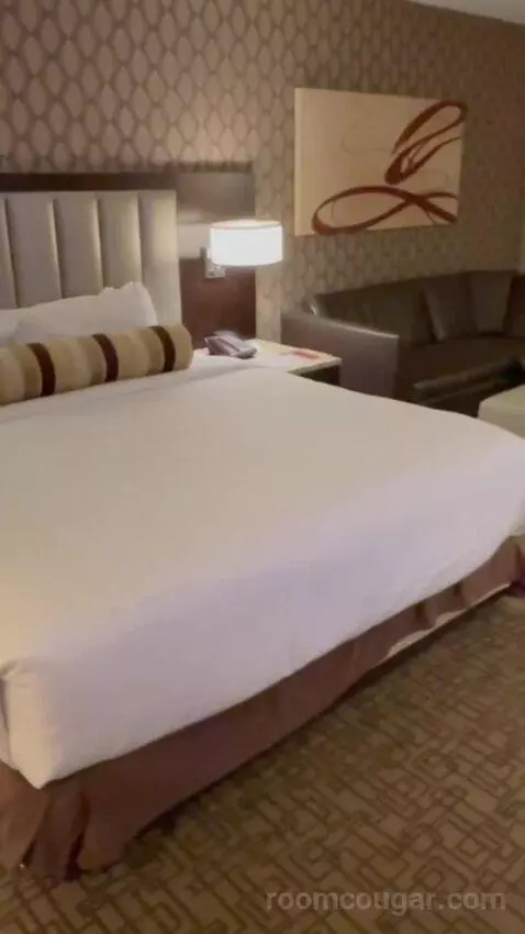 Gold Tower Premier King Room bed picture #4