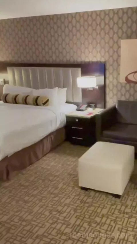Gold Tower Premier King Room bed picture #5