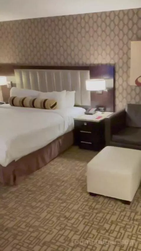 Gold Tower Premier King Room bed picture #6