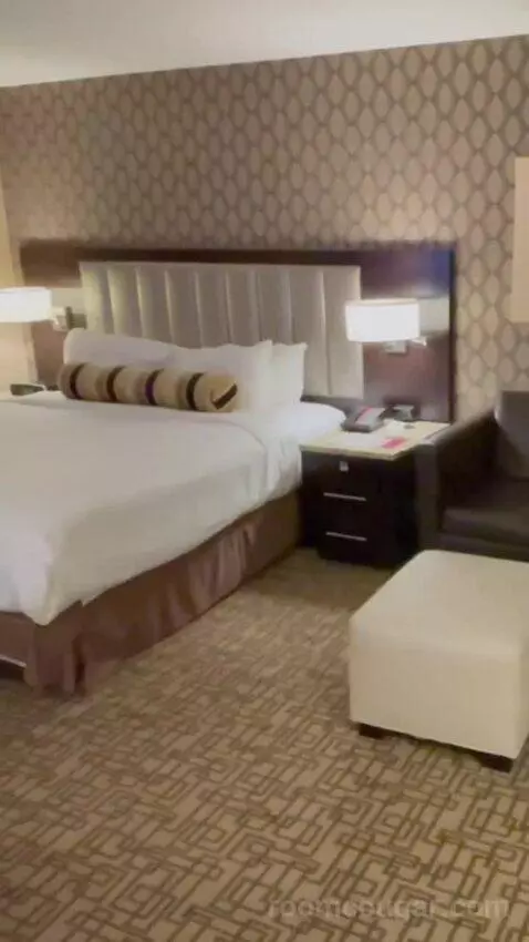 Gold Tower Premier King Room bed picture #7