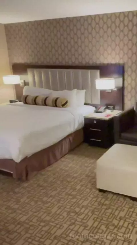 Gold Tower Premier King Room bed picture #8