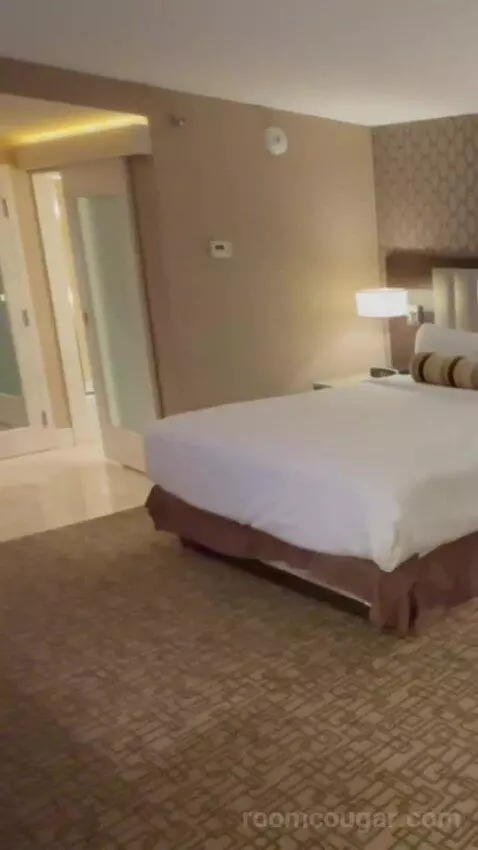 Gold Tower Premier King Room bed picture #9