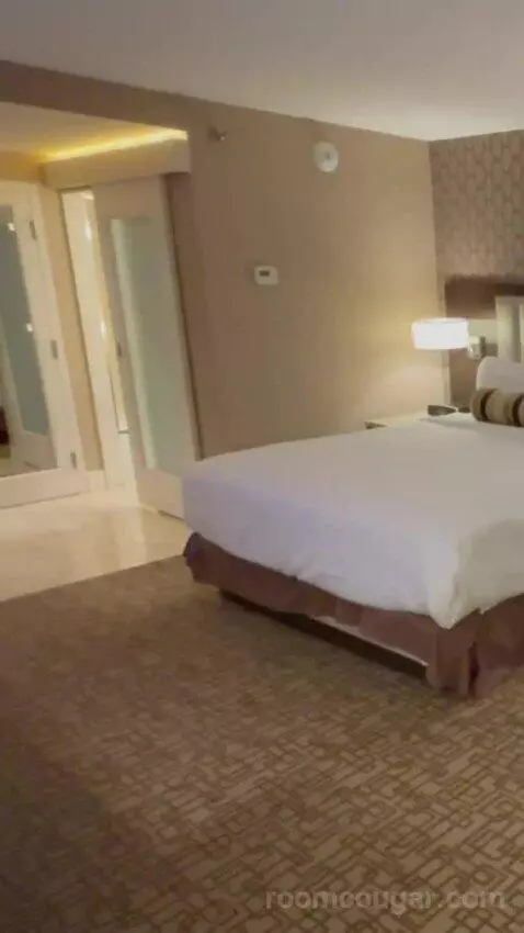 Gold Tower Premier King Room bed picture #10