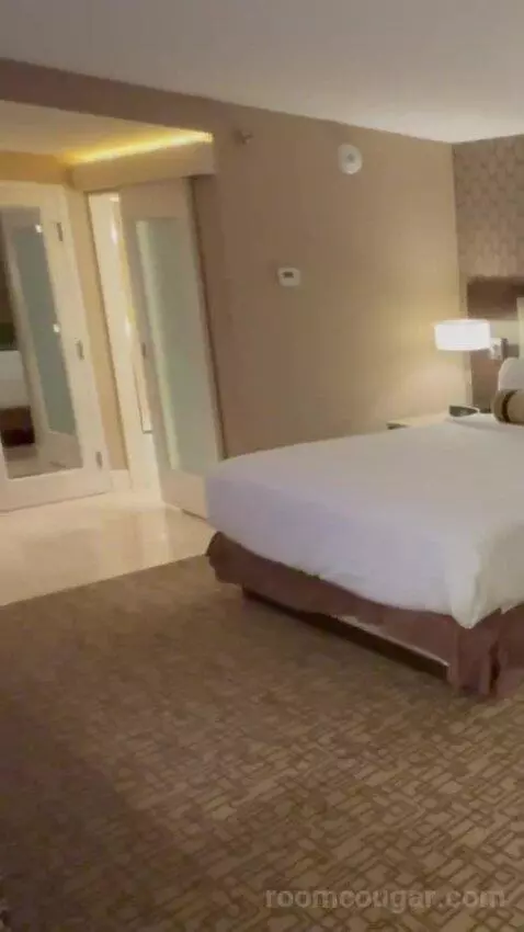 Gold Tower Premier King Room bed picture #11