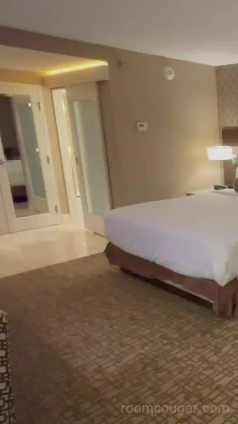 Gold Tower Premier King Room bed picture #12