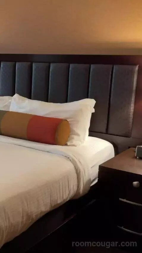 Rush Tower Premier California King Room bed picture #1