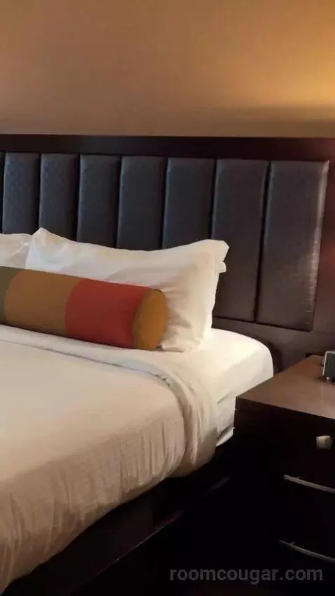 Rush Tower Premier California King Room bed picture #2