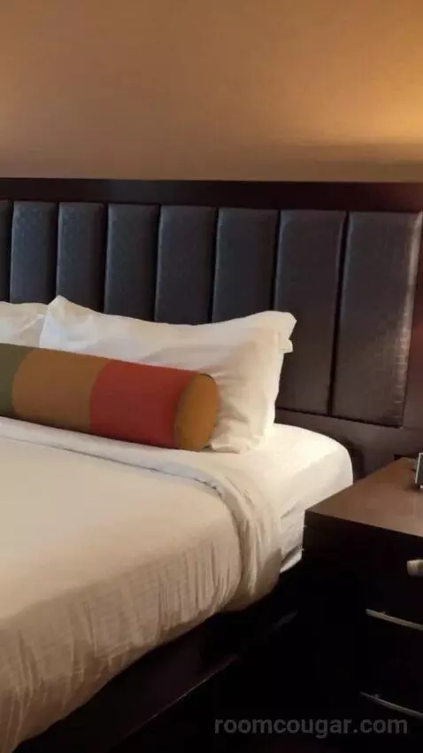 Rush Tower Premier California King Room bed picture #3