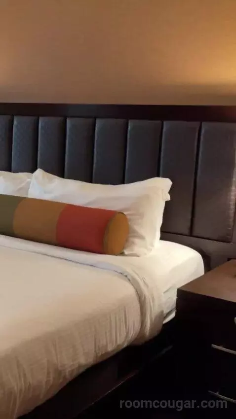 Rush Tower Premier California King Room bed picture #4