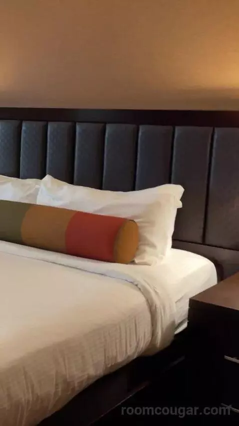 Rush Tower Premier California King Room bed picture #5