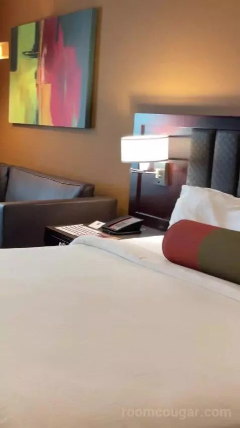 Rush Tower Premier California King Room bed picture #6