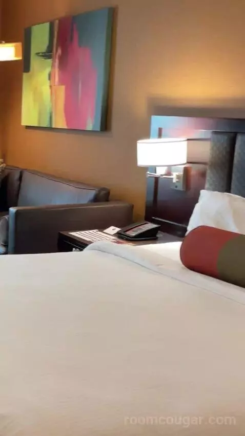 Rush Tower Premier California King Room bed picture #7