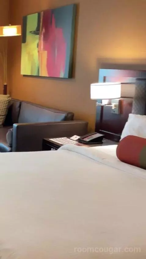 Rush Tower Premier California King Room bed picture #8