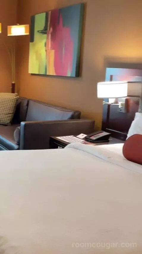 Rush Tower Premier California King Room bed picture #9