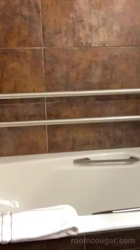 Rush Tower Premier California King Room bathroom picture #5