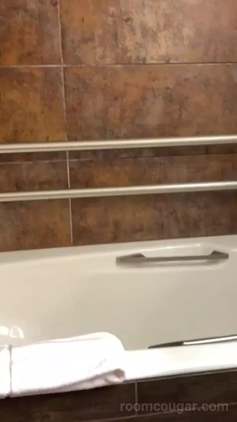 Rush Tower Premier California King Room bathroom picture #6