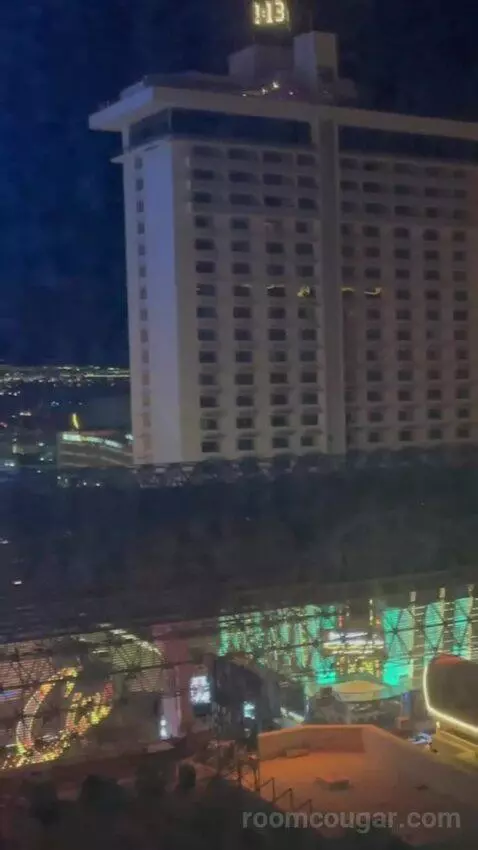 Rush Tower Premier California King Room view picture #2