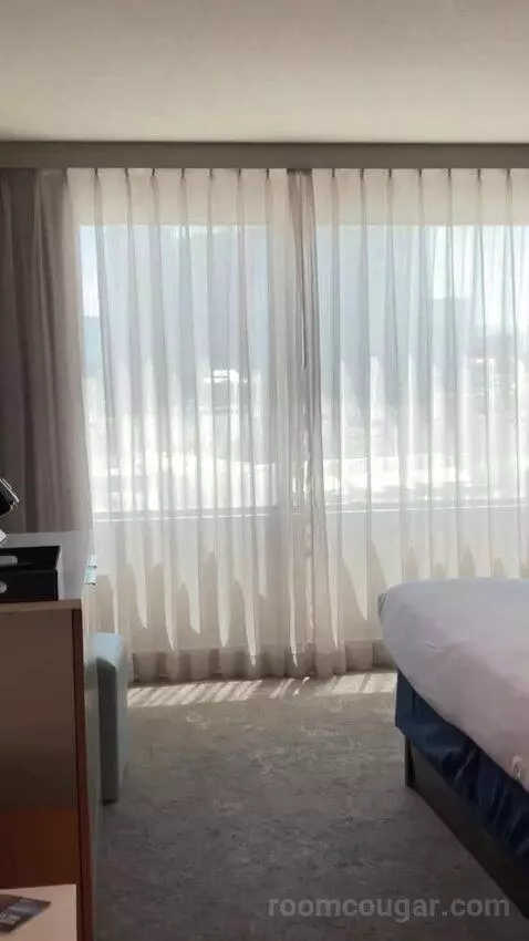 Elevate 1 King - Newly Renovated bed picture #6