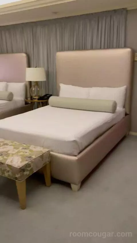 Jackie Gaughan Suite bed picture #7