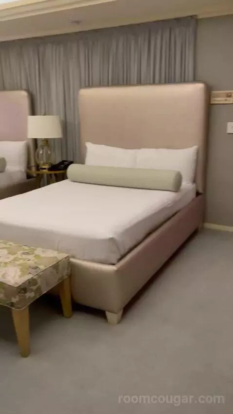 Jackie Gaughan Suite bed picture #8