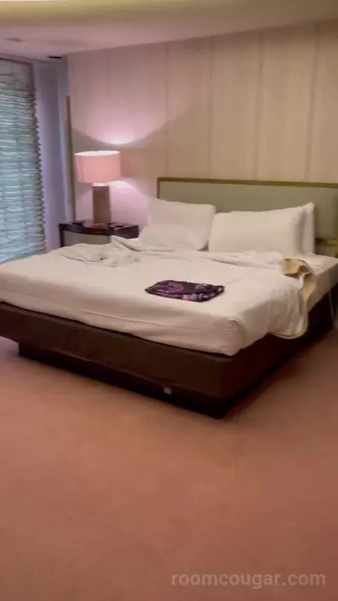 Jackie Gaughan Suite bed picture #1