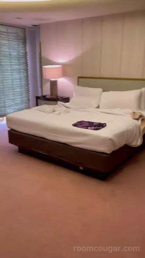 Jackie Gaughan Suite bed picture #2