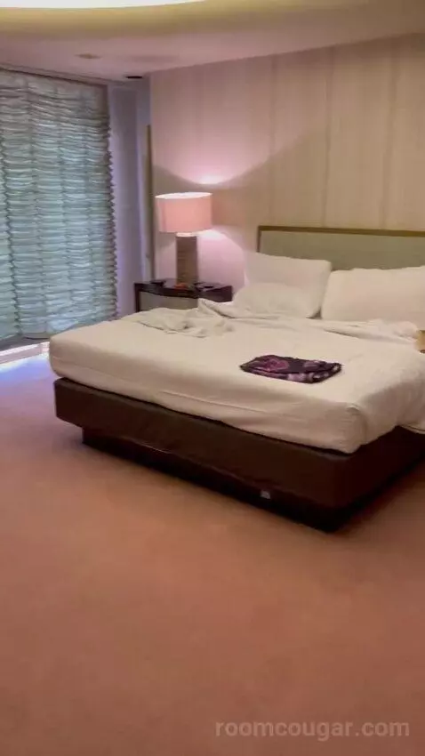 Jackie Gaughan Suite bed picture #3