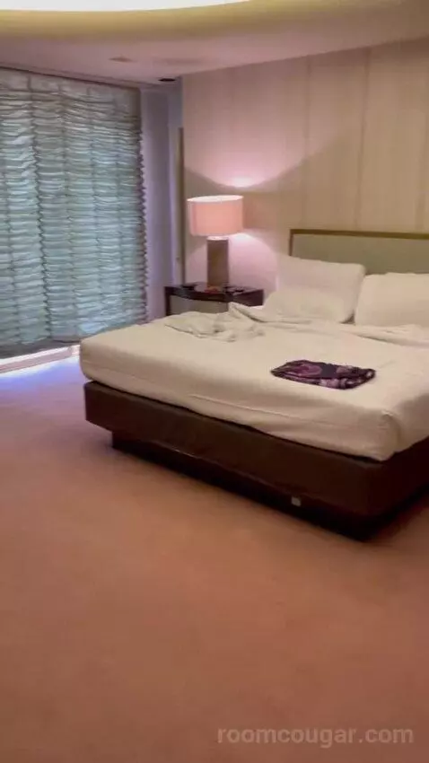 Jackie Gaughan Suite bed picture #4