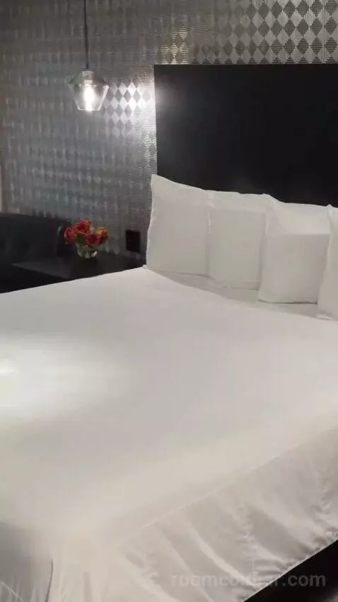 King Suite bed picture #7