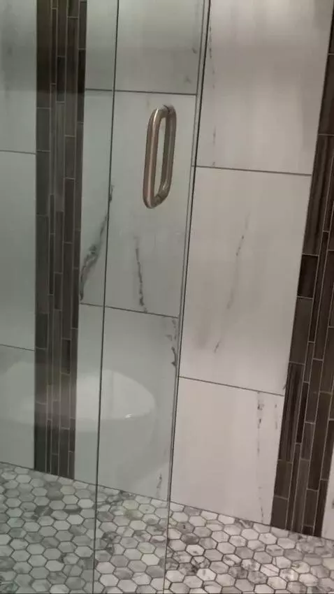 King Suite bathroom picture #4