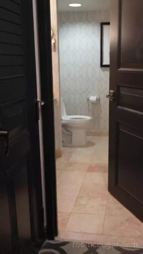 Bordeaux Corner Room King bathroom picture #1