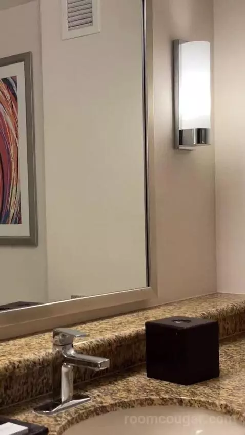 Premier Room, 2 Queen Beds bathroom picture #2