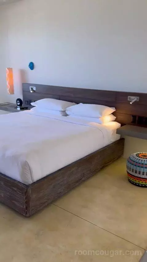 Beach Front Plunge Pool Suite bed picture #4