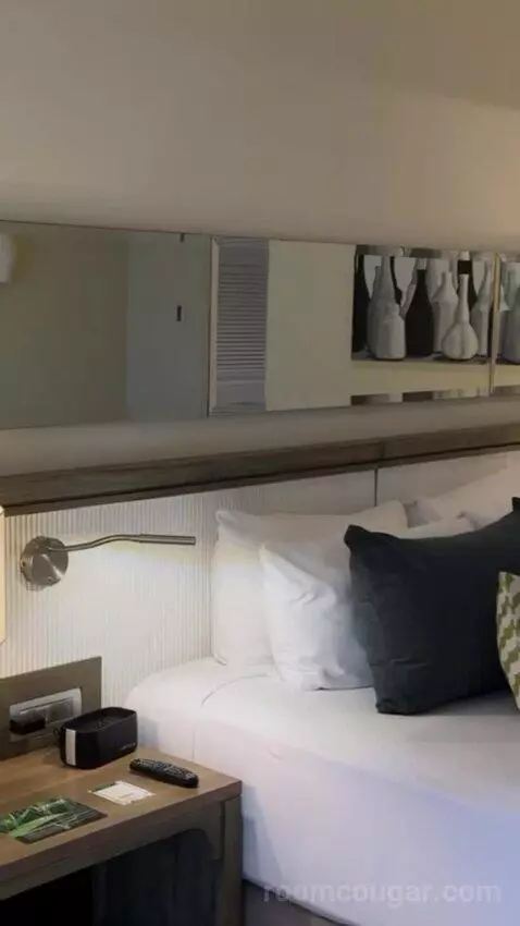 Privileged Deluxe Room bed picture #8
